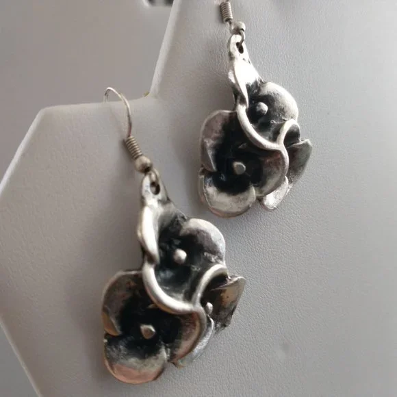 earrings - Picture 2 of 3